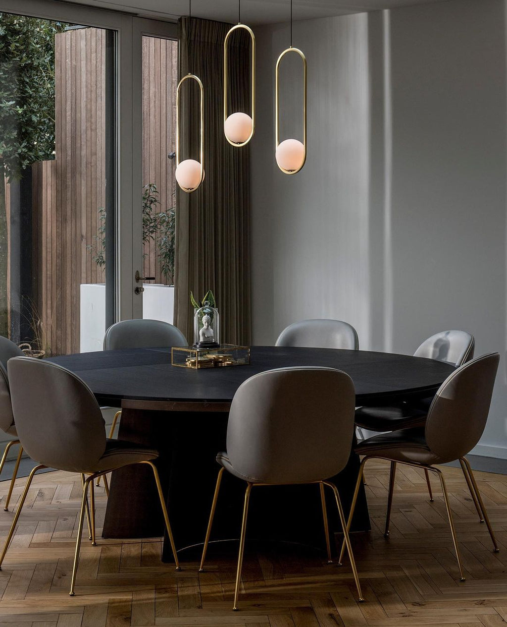 Modern and Elegant Pendant Light - Stylish Hanging Lamp for Indoor Lighting