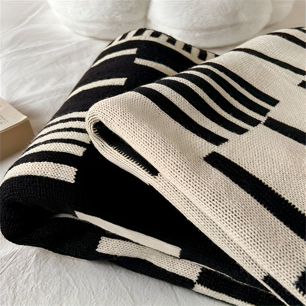 CalmoWeave Plaid | Knitted Blanket Black-Beige | Soft & Warming | For All Seasons