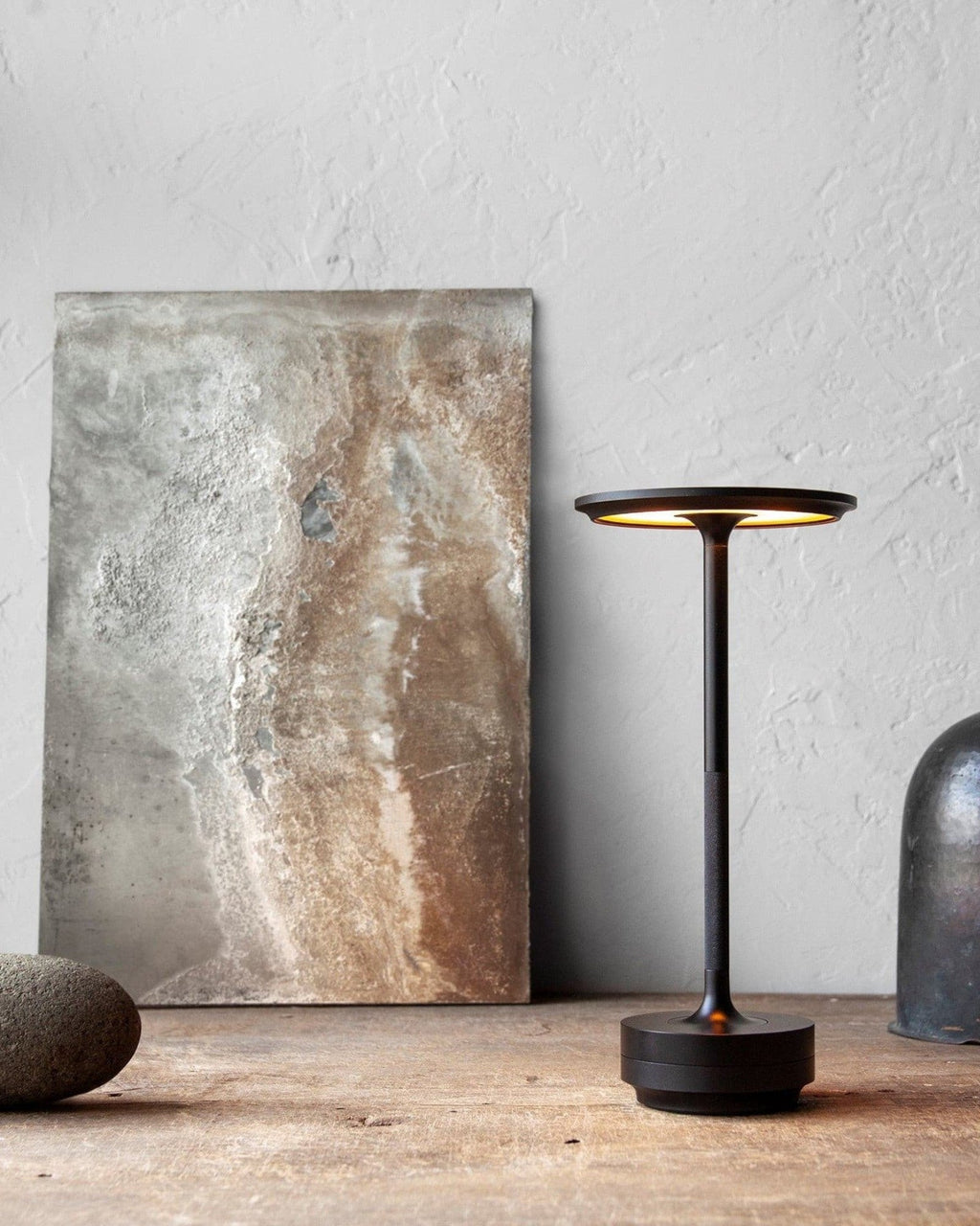 NordicaLight Luxe Wireless Table Lamp for Elegant Lighting