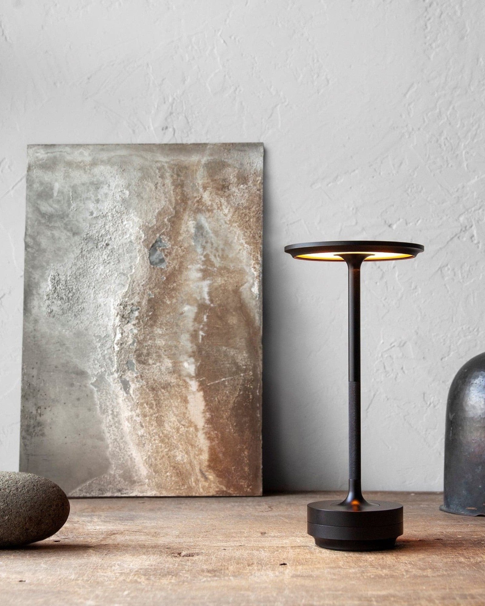 NordicaLight Luxe Wireless Table Lamp for Elegant Lighting