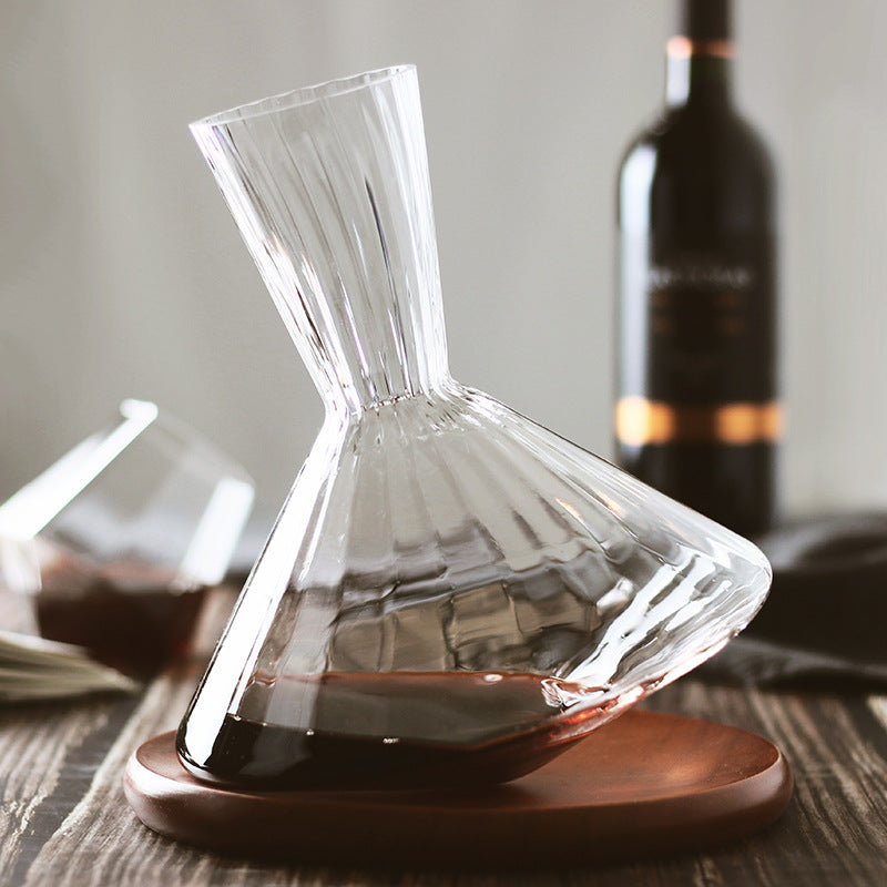 Stylish decanter and glass set with a unique design ensuring air circulation