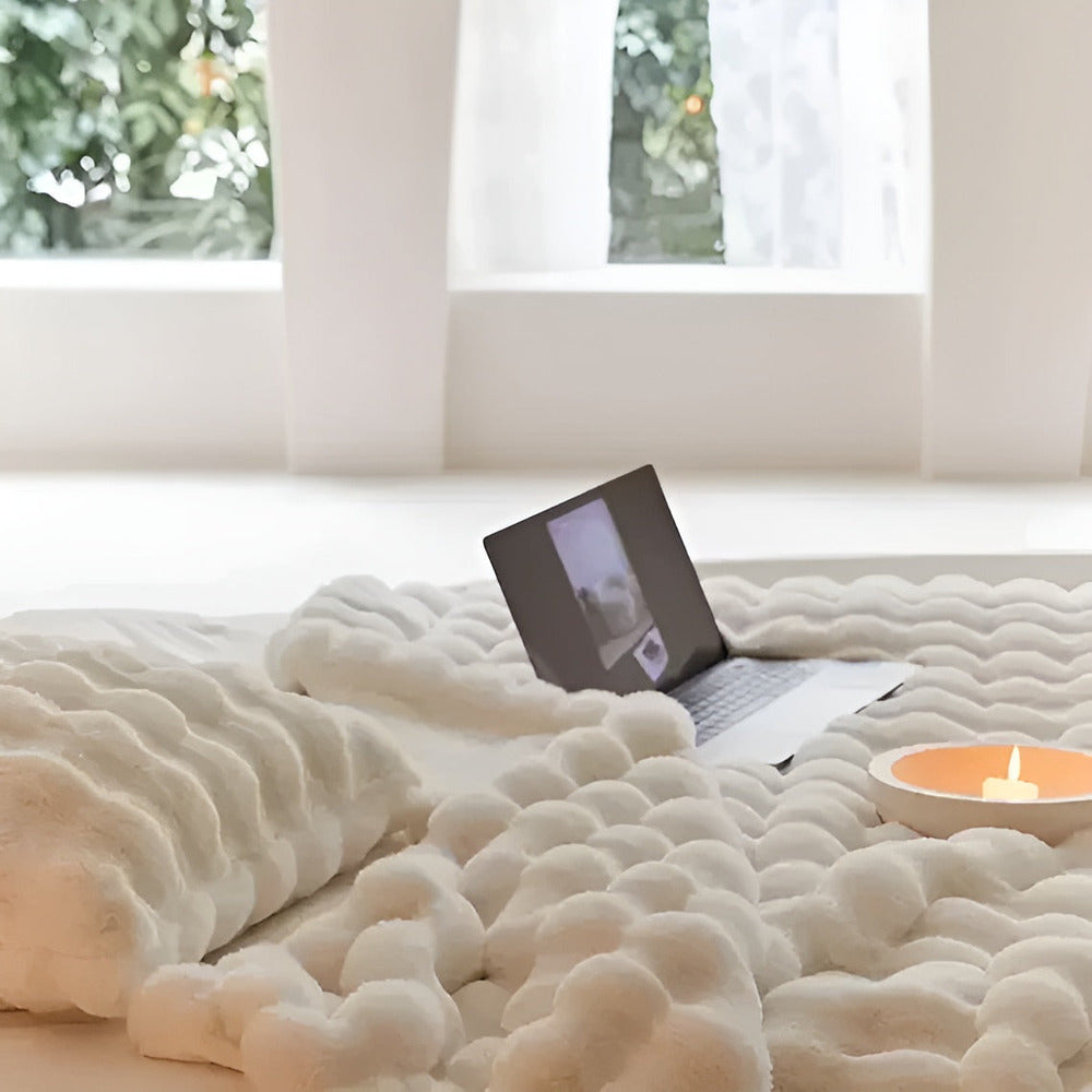 Fluffy Faux Fur Travel Blanket – Soft and Washable Fleece Blanket