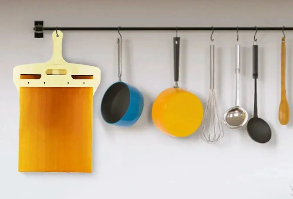 Pizza shovel with rolling strap — Dough-friendly sliding tool for perfect pizzas