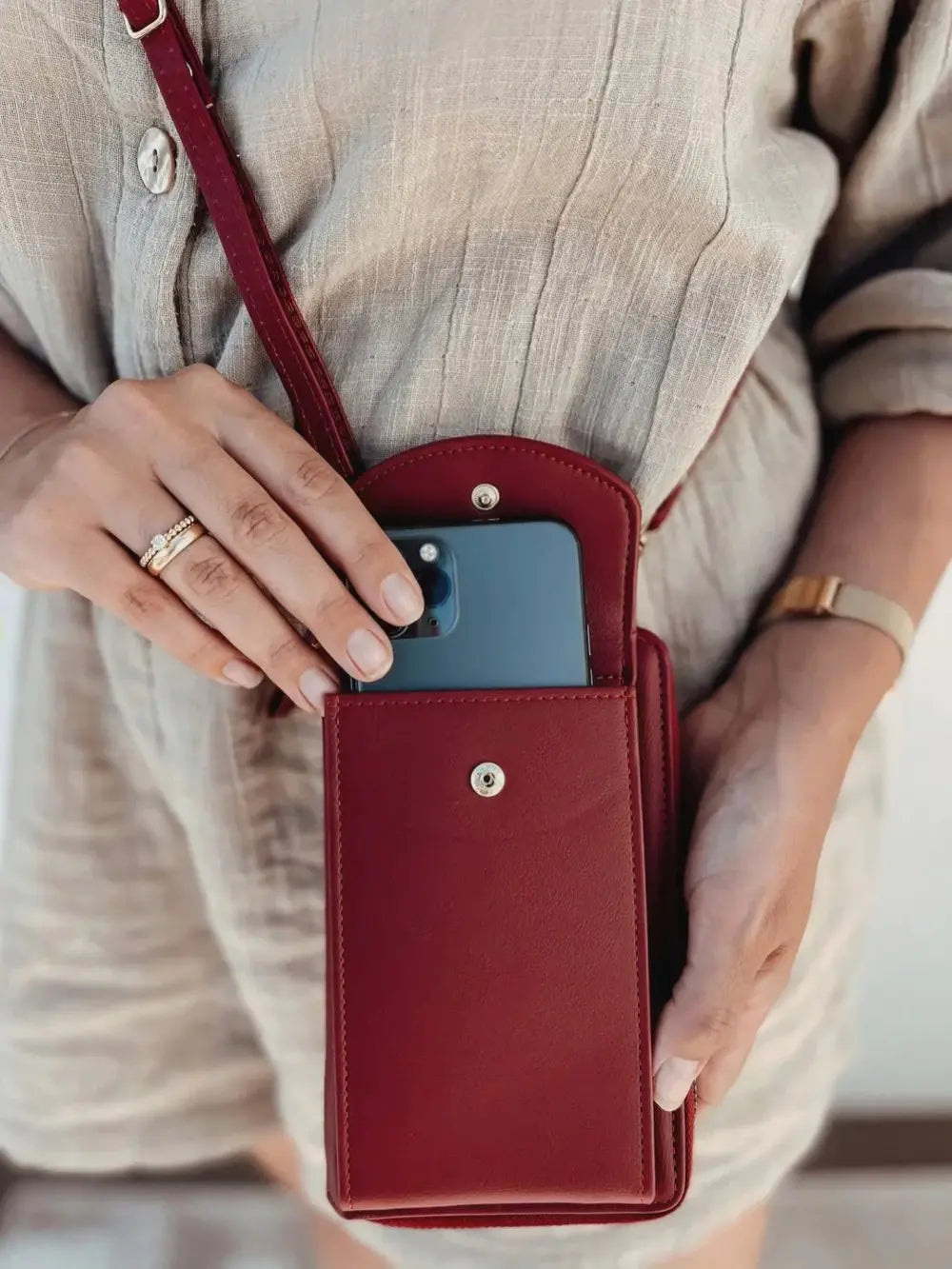 Practical Clutch Wallet with Shoulder Strap – Removable & Versatile to Wear