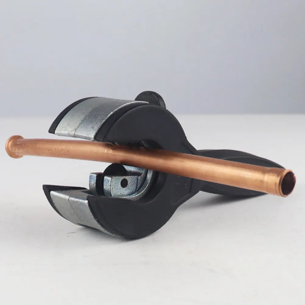 Ratchet cutter for pipes