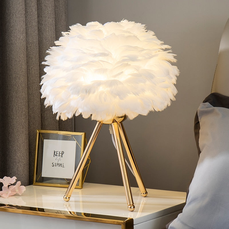 Romantic Feather Table Lamp Modern Nightstand Lamp Living Room Café Decoration Wedding Christmas Gift Ostrich Feather Light