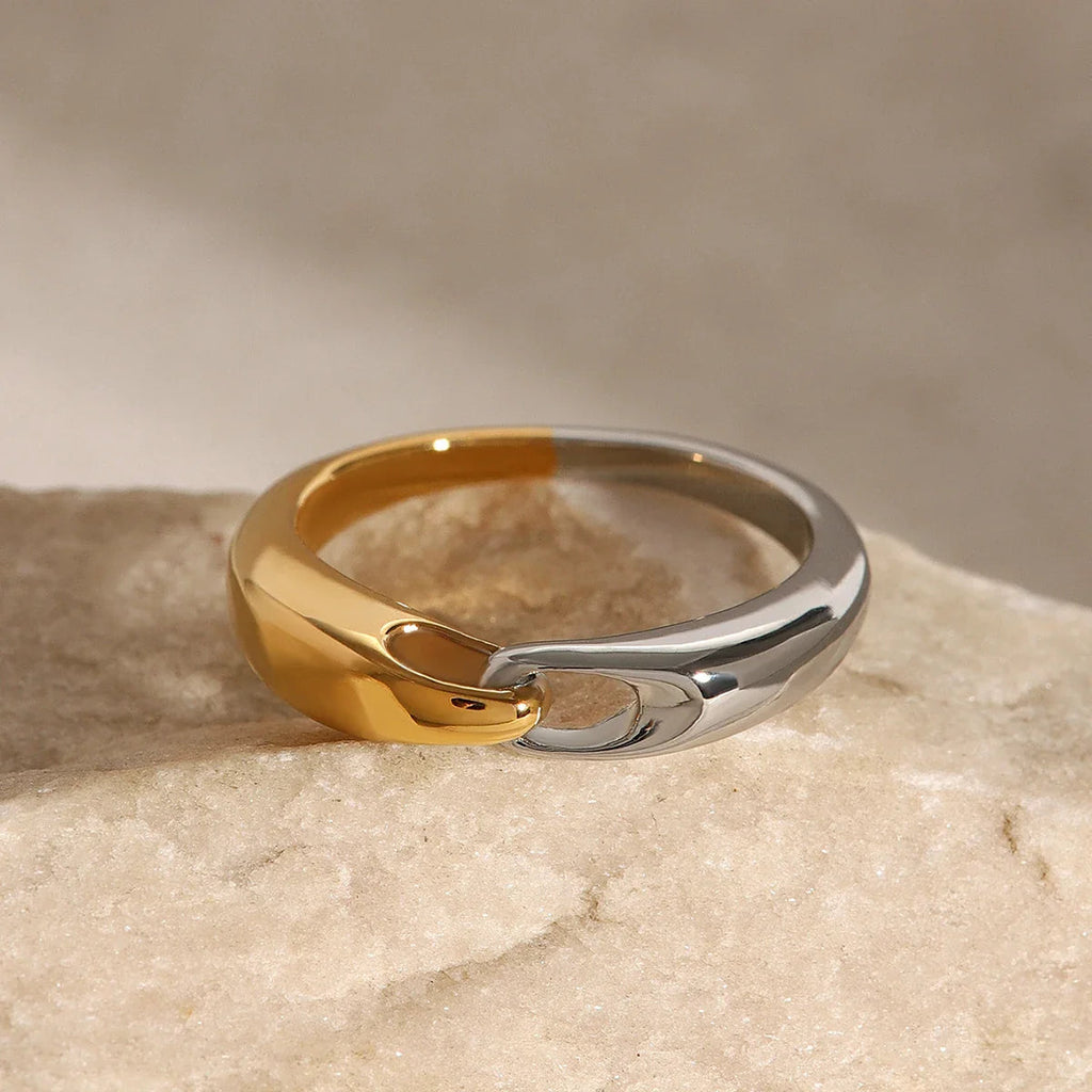Elegant Two Tone Buckle Link Ring
