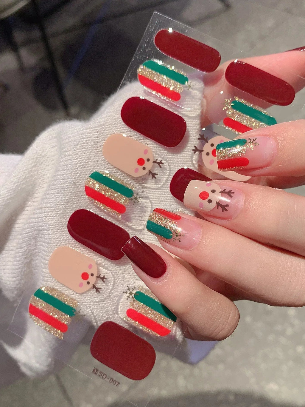 GlitzNail – Festive Christmas Nails Quick, Complete Without Salon