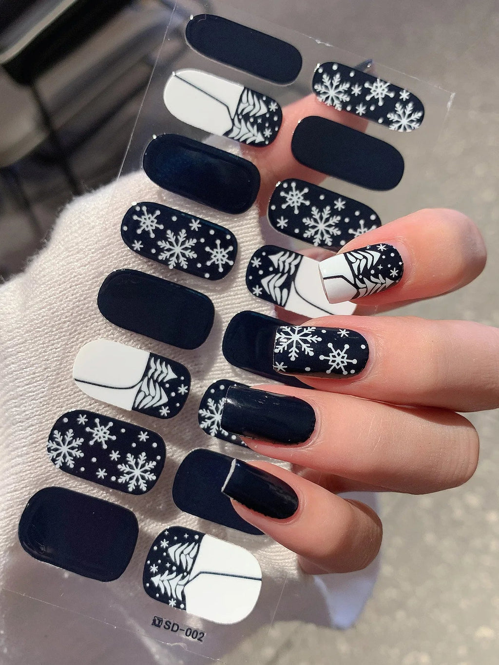 GlitzNail – Festive Christmas Nails Quick, Complete Without Salon