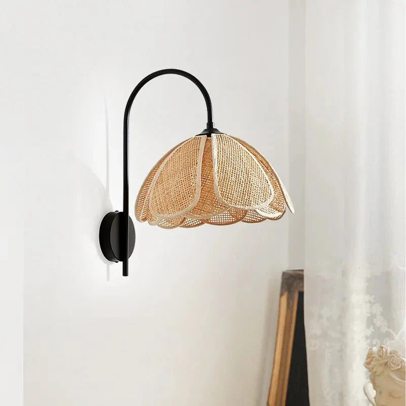 LumaFlora - Elegant rattan wall lamp - Warm floral ambiance