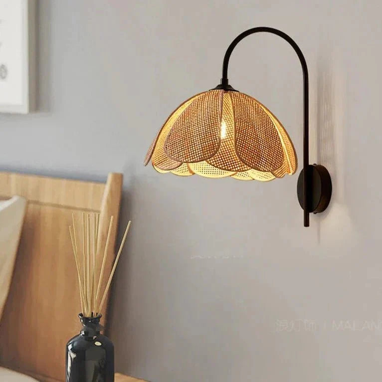 LumaFlora - Elegant rattan wall lamp - Warm floral ambiance