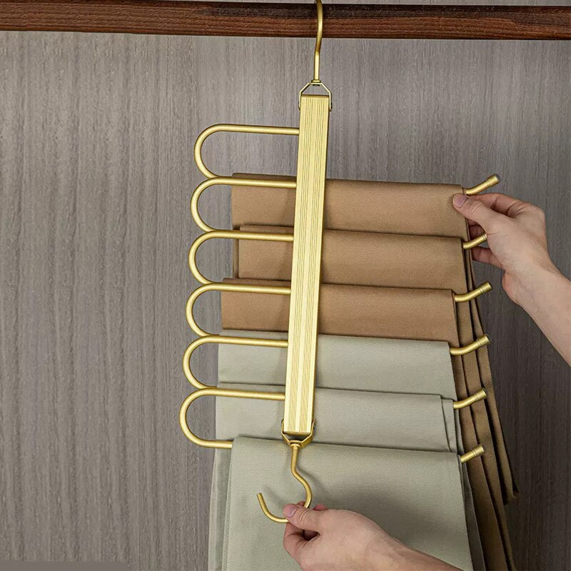 Space-saving trouser hangers from Gardudu made of aluminum
