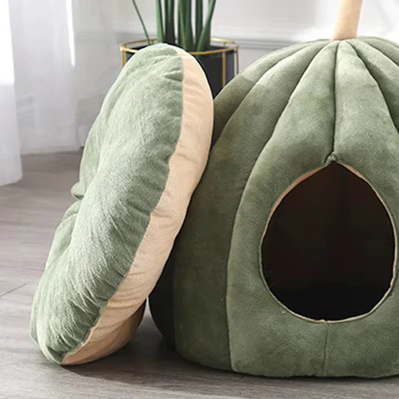 Pumpkinpaws Cozy Pumpkin-shaped Cat Bed for winter comfort & halloween atmosphere