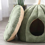 Pumpkinpaws Cozy Pumpkin-shaped Cat Bed for winter comfort & halloween atmosphere