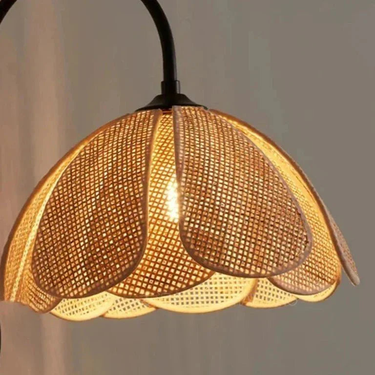 LumaFlora - Elegant rattan wall lamp - Warm floral ambiance