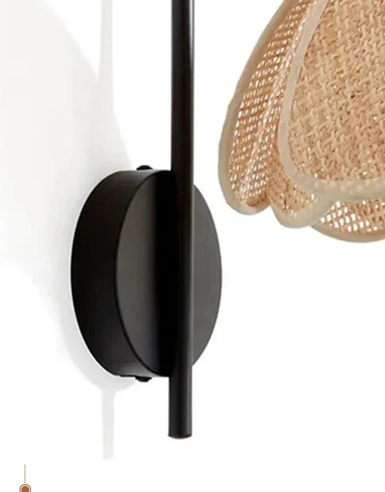 LumaFlora - Elegant rattan wall lamp - Warm floral ambiance