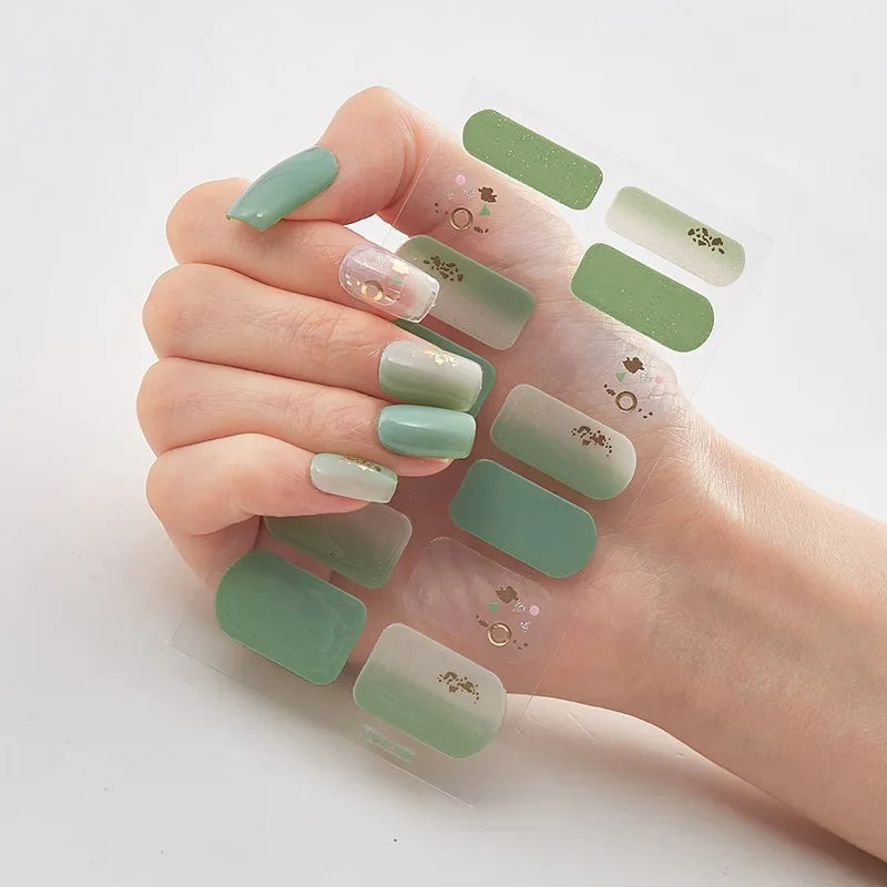 GlitzNail – Festive Christmas Nails Quick, Complete Without Salon