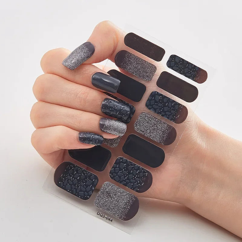 GlitzNail – Festive Christmas Nails Quick, Complete Without Salon