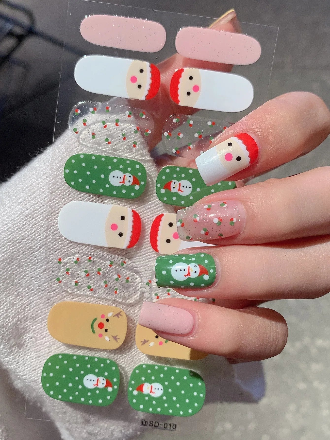 GlitzNail – Festive Christmas Nails Quick, Complete Without Salon