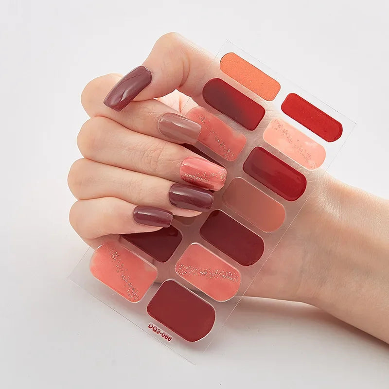 GlitzNail – Festive Christmas Nails Quick, Complete Without Salon