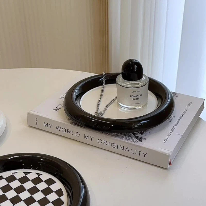 Monochrome Chubby Plates