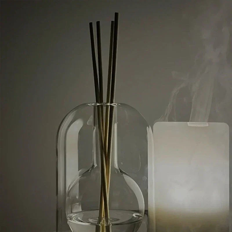 AromaLuxe – Elegant scent diffuser with minimalist design for a calming atmosphere