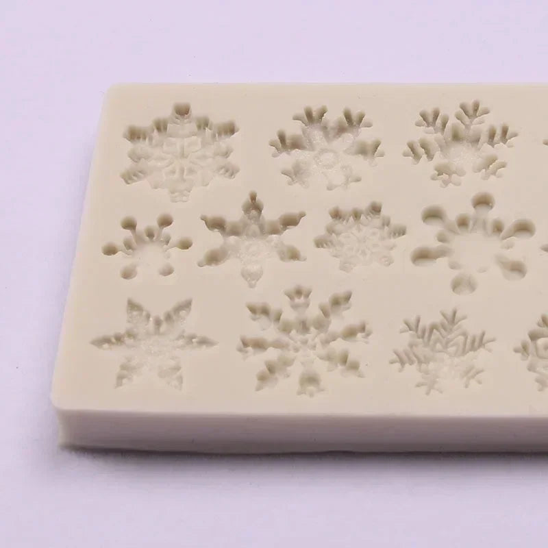 Snowflake Delight – Silicone Baking Mold for Winter Treats