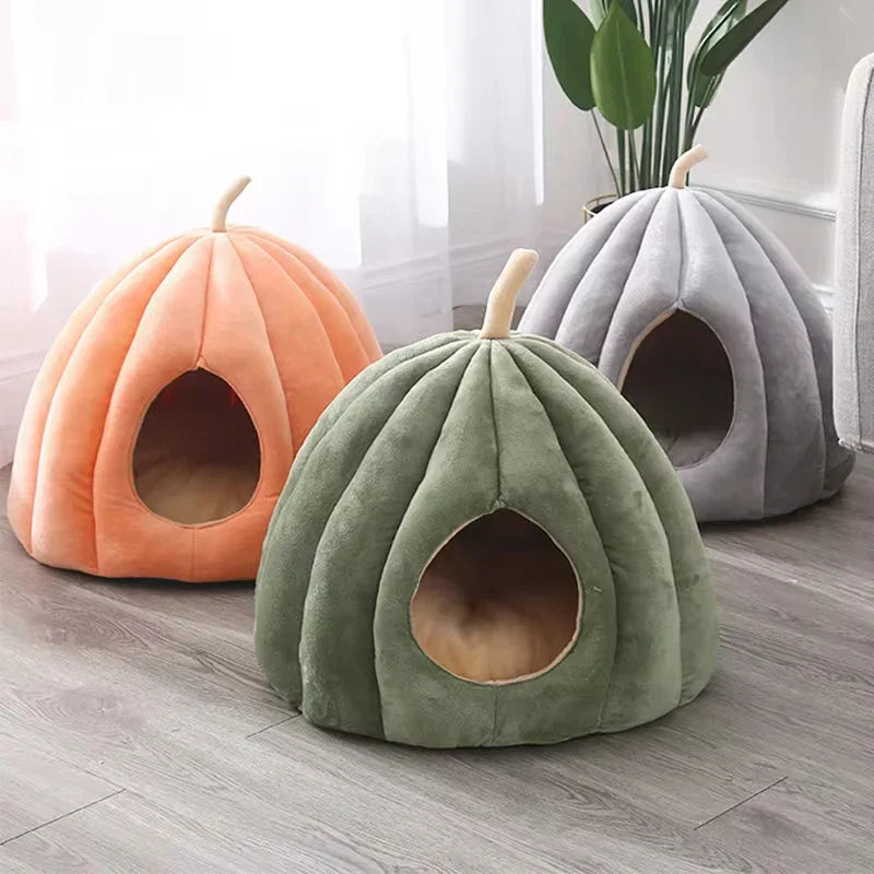 Pumpkinpaws Cozy Pumpkin-shaped Cat Bed for winter comfort & halloween atmosphere