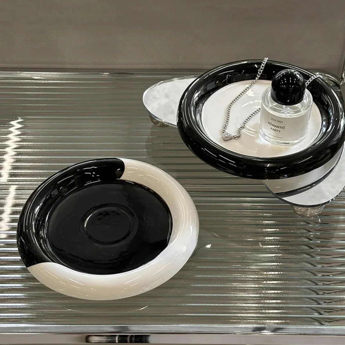 Monochrome Chubby Plates