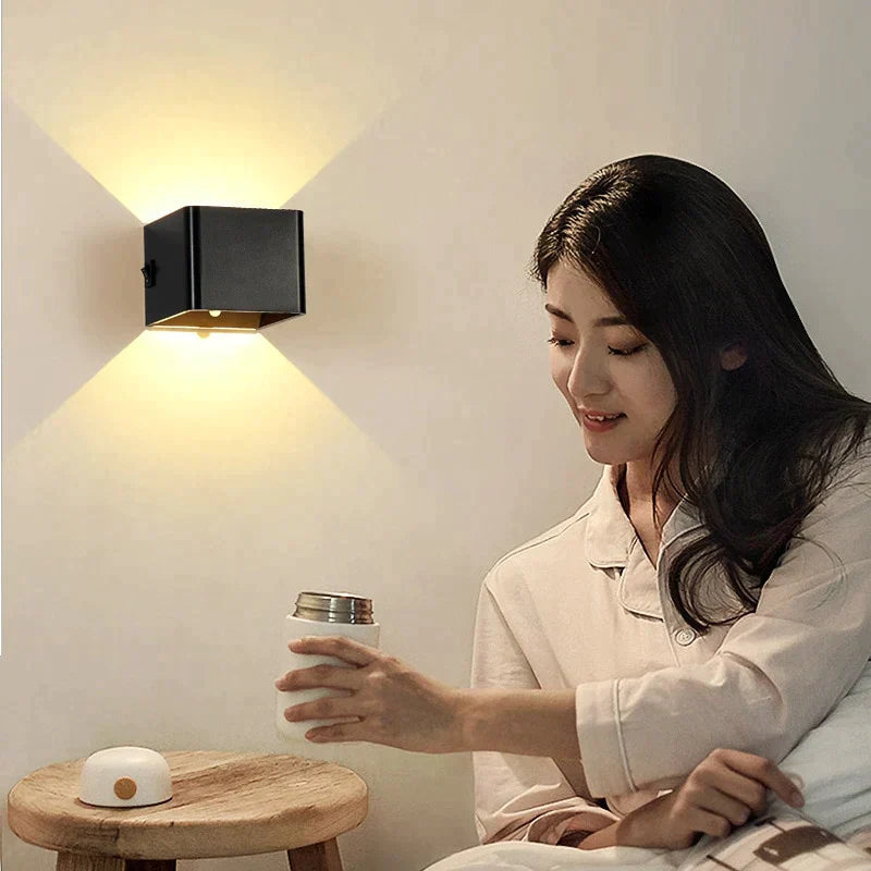 The luxurious and wireless wall lamp!