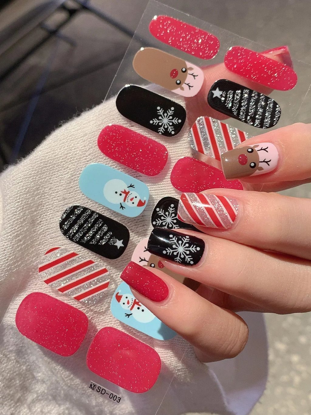 GlitzNail – Festive Christmas Nails Quick, Complete Without Salon