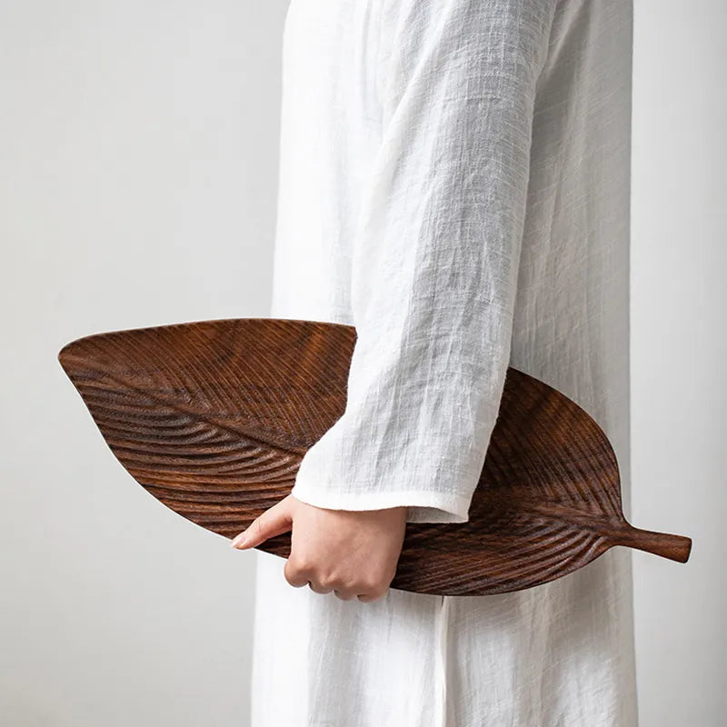 Leaf-shaped fruit plate