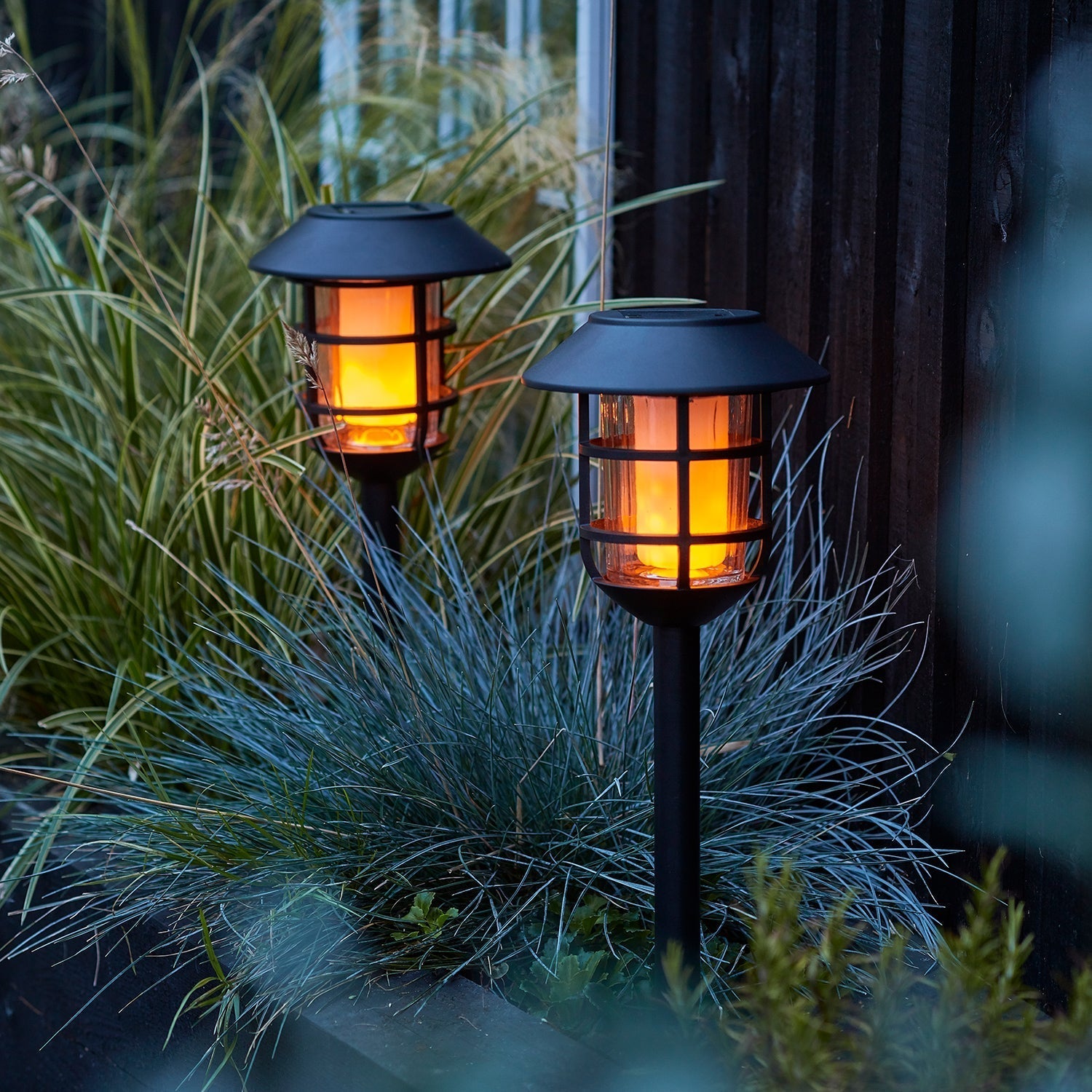 2-piece set solar stable lights with flame effect
