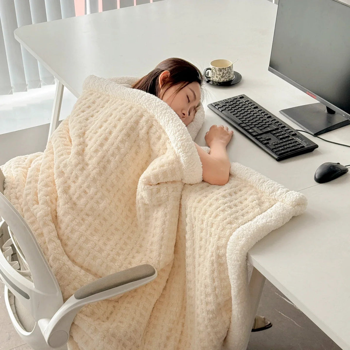 Winter Dream Blanket – Double Layer Fleece Blanket with Lambswool Look | Ultra Warm, Soft & Skin Friendly | For Sofa, Bed & Cold Winter Days