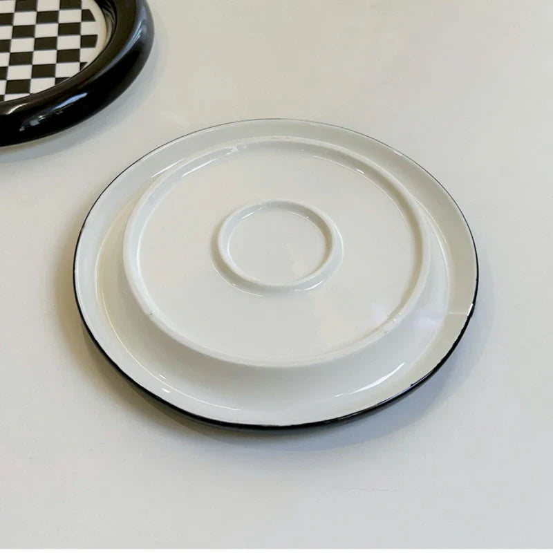 Monochrome Chubby Plates