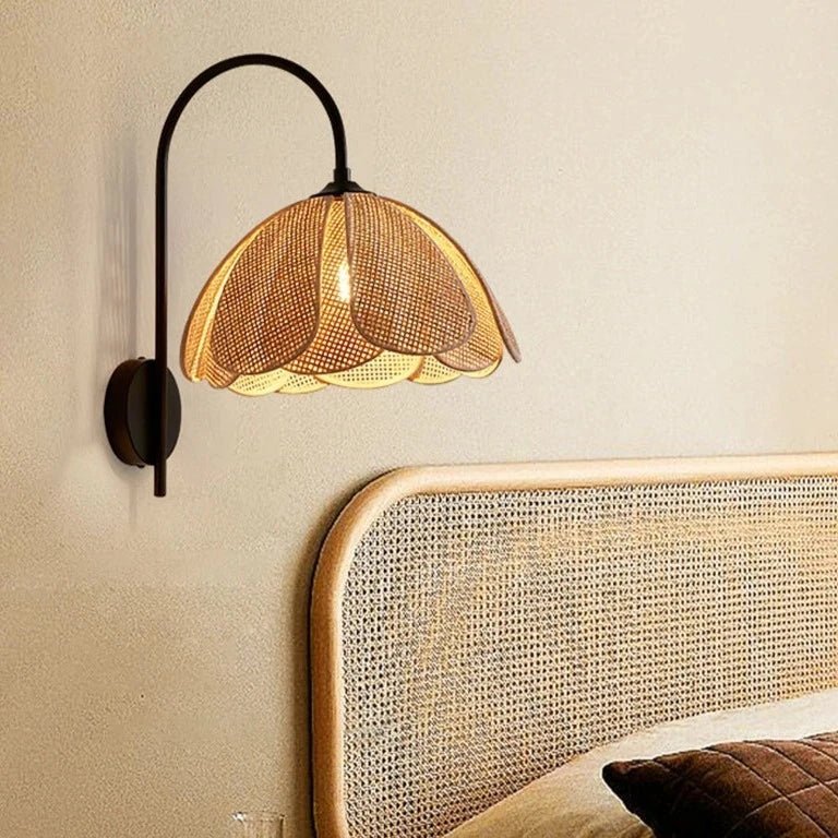 LumaFlora - Elegant rattan wall lamp - Warm floral ambiance