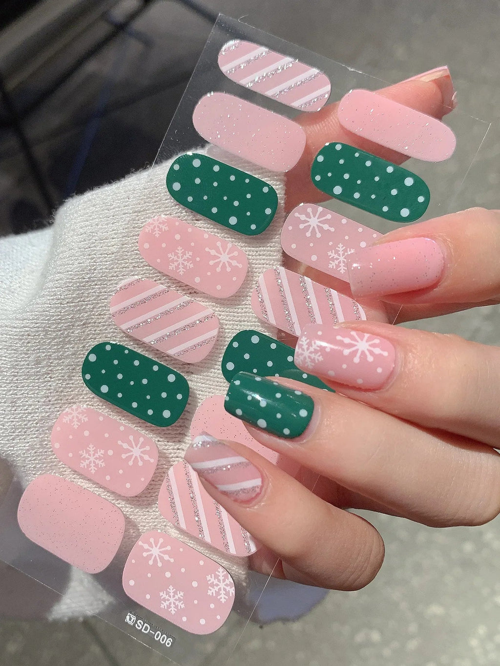 GlitzNail – Festive Christmas Nails Quick, Complete Without Salon
