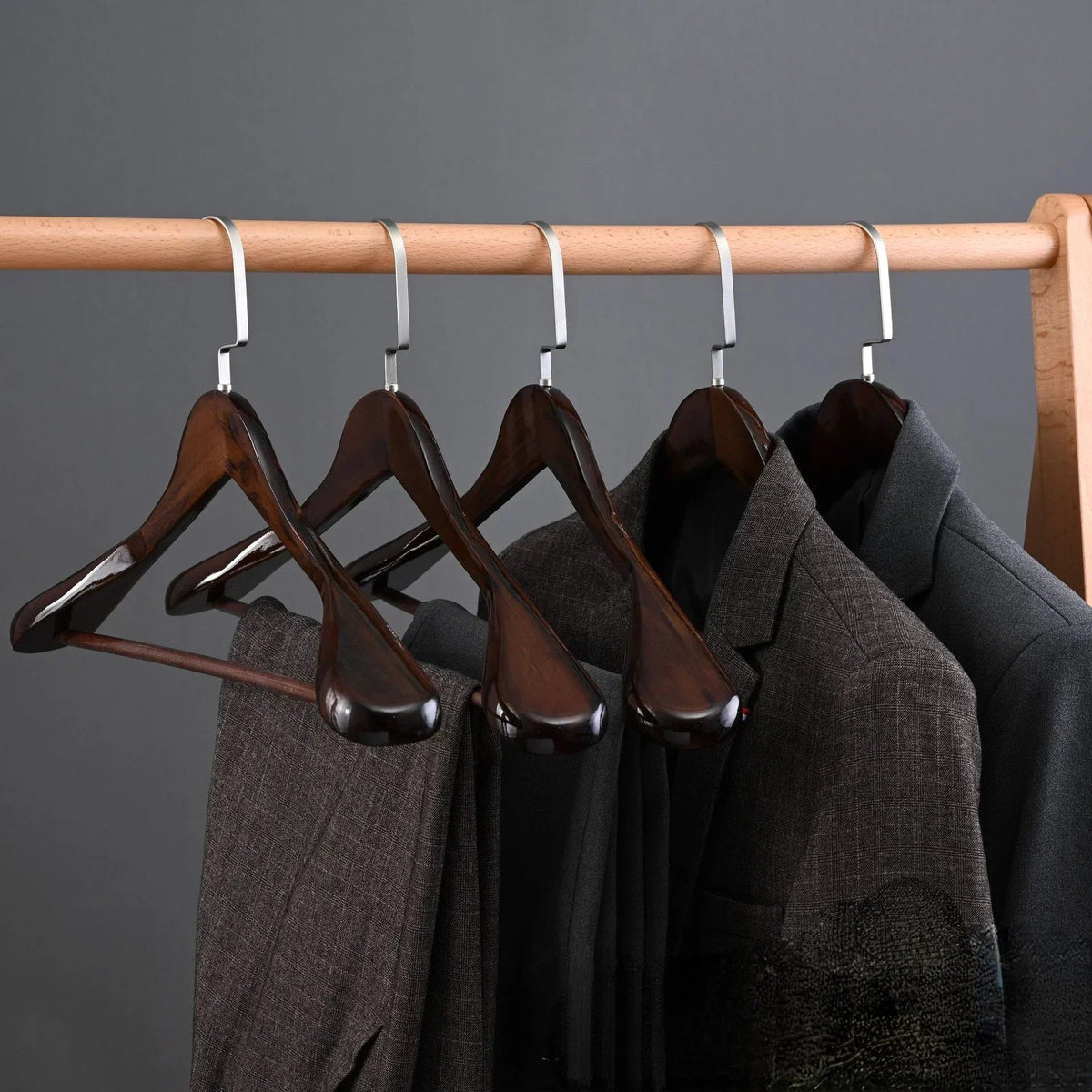 Oaklee Élite – Luxury Wood Hangers with Sophisticated Design