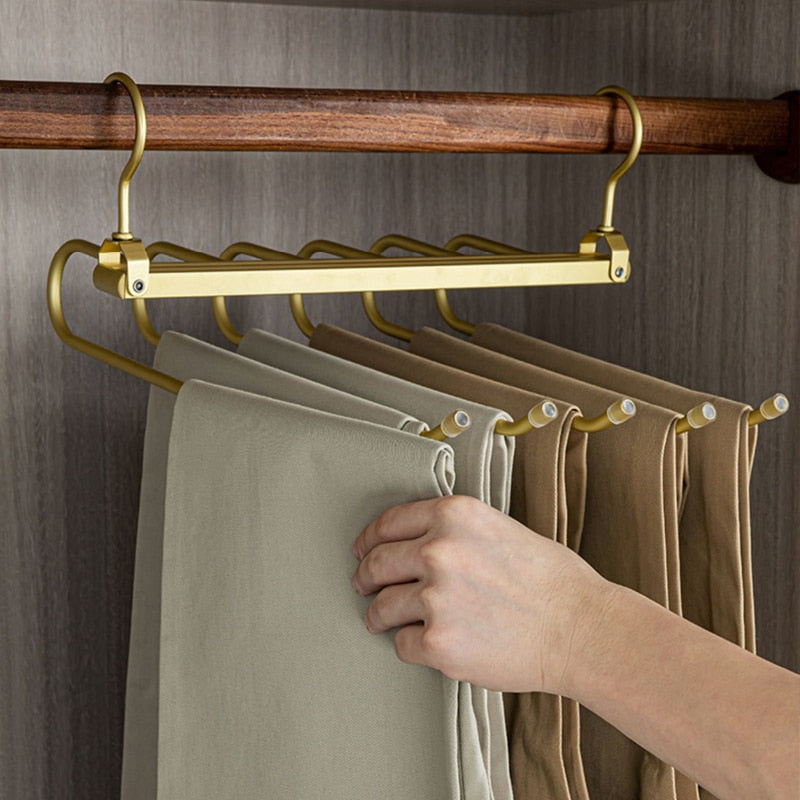 Space-saving trouser hangers from Gardudu made of aluminum