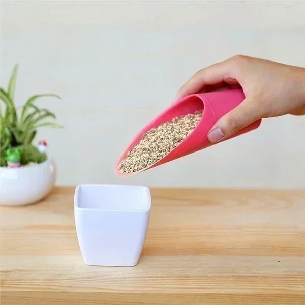 Plastic Plant Spade – Practical Tool for Transplanting and Fertilizing Plants