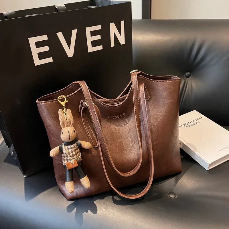 Mirella | Classic Women’s Shopper Bag with Charm – Elegant, Spacious & Timeless