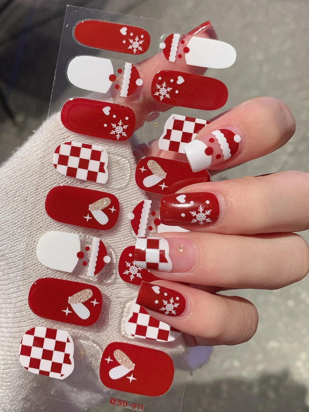 GlitzNail – Festive Christmas Nails Quick, Complete Without Salon