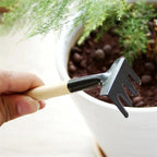 3-piece garden tool set with wooden handles – Handy shovel, rake, and hoe for garden maintenance