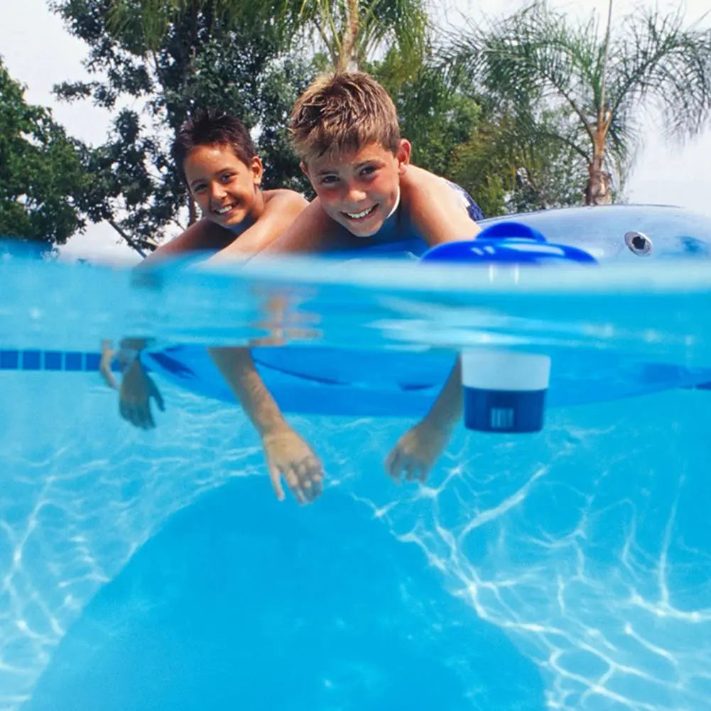 Quick-dissolving cleaning tablets for garden pools