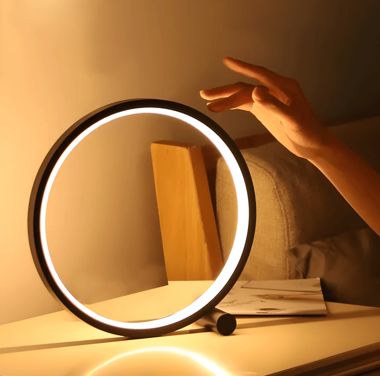 Minimalistic table lamp with touch and dimming function