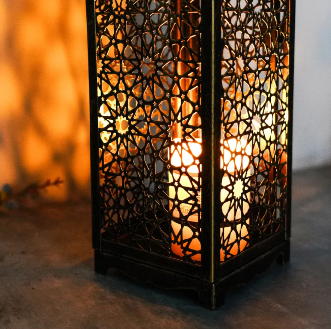 Vintage candle holder in bronze design