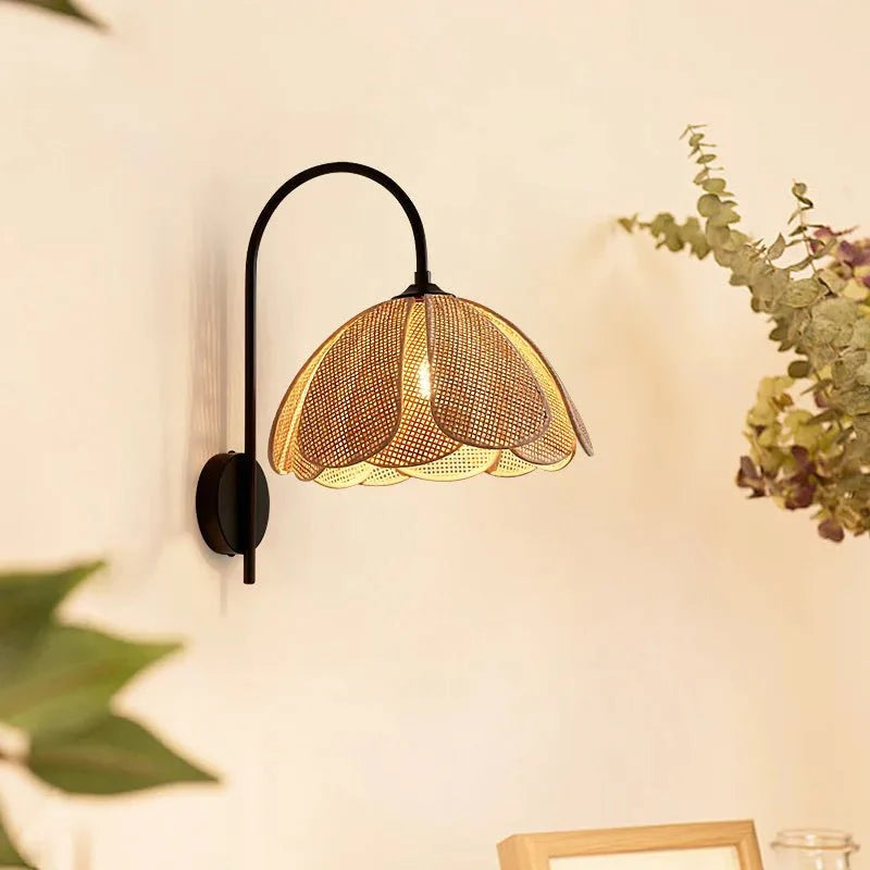 LumaFlora - Elegant rattan wall lamp - Warm floral ambiance