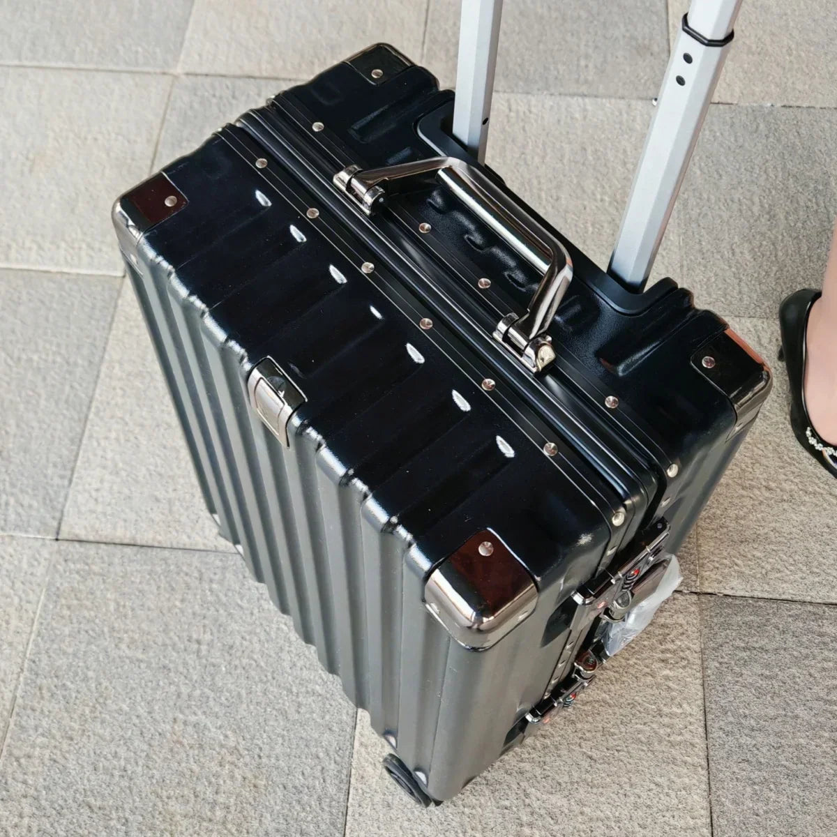 Hardshell suitcase with aluminum frame – Vilnius