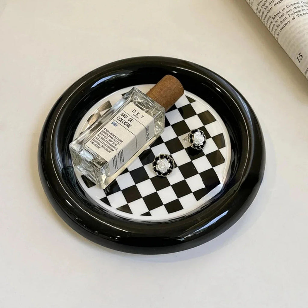 Monochrome Chubby Plates