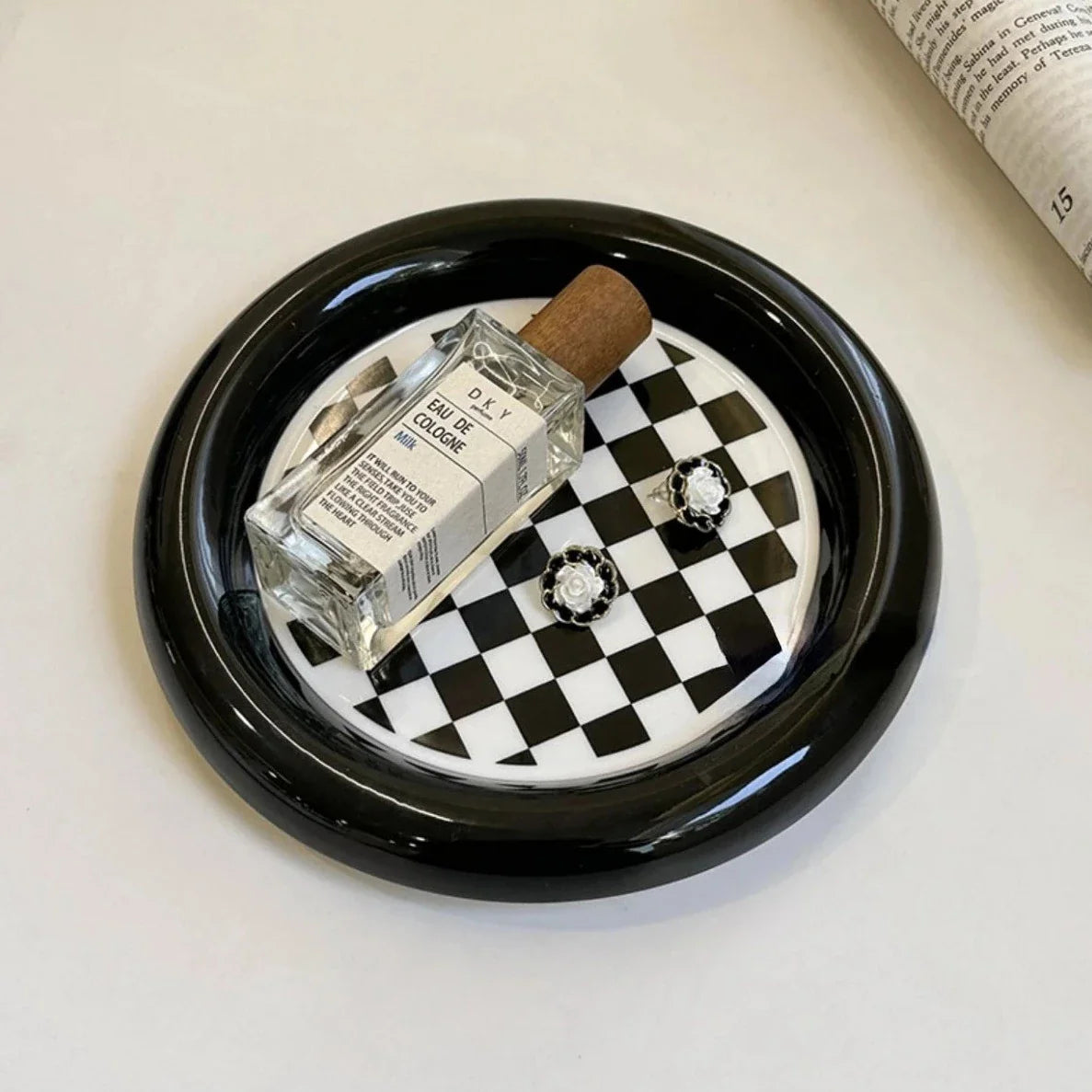 Monochrome Chubby Plates